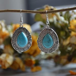 Oorbellen met turquoise kleur steen druppelvormige met oud grieks patroon er omheen