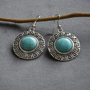 Ronde oorbellen met turquoise steen met klassiek oud romeins patroon