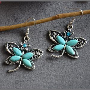 Turquoise oorhangers in de vorm van vlinders met steentje