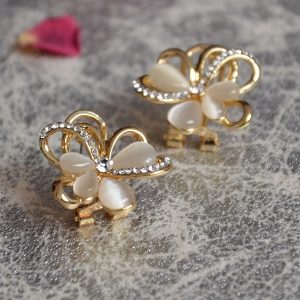 Goudkleurige oorbellen clips in bloem vorm met kristalletjes