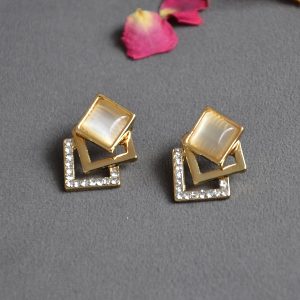 Goudkleurige oorbellen met parel en bling bling