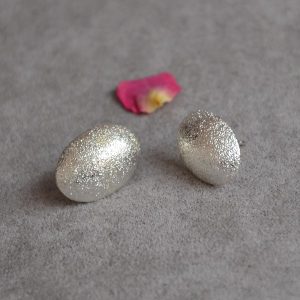 Glimmende ovalen zilver kleurige oor knopjes