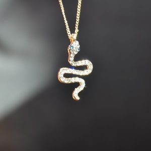 Mooie ketting goudkleurig met slangetjes hanger eraan