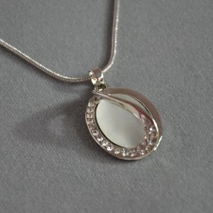 Hele luxe zilverkleurige klasieke ketting met parel en glimmers