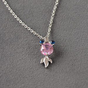 Zilverkleurige jeugdige moderne ketting met rose kristal in de vorm van een visje